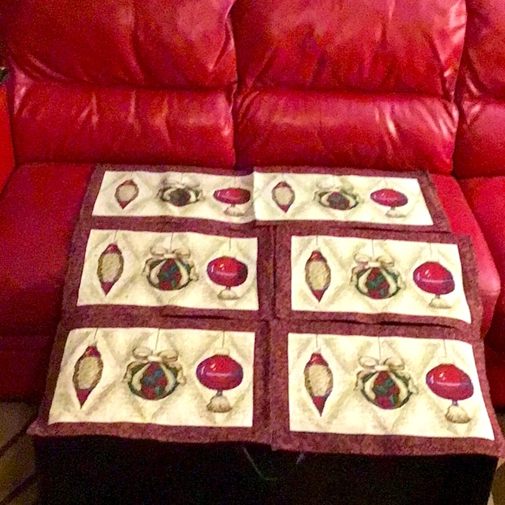 Christmas set: 1 runner & 4 placemats, like new!